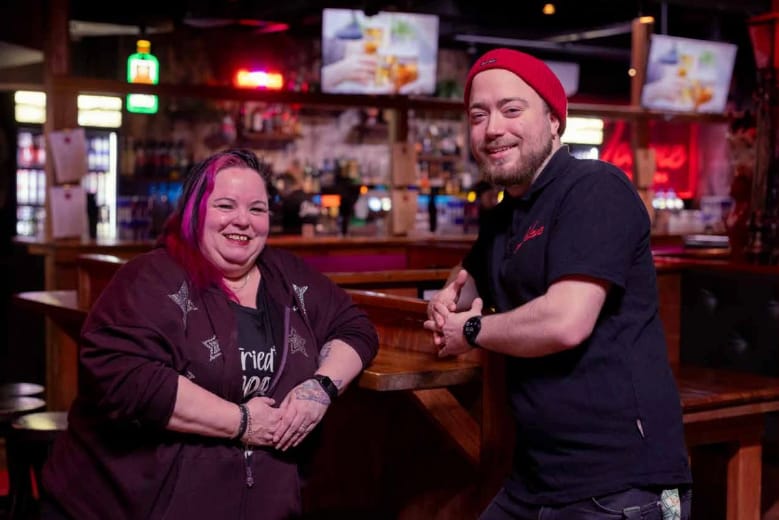 Tulikuuma Kumpu, työntekijät